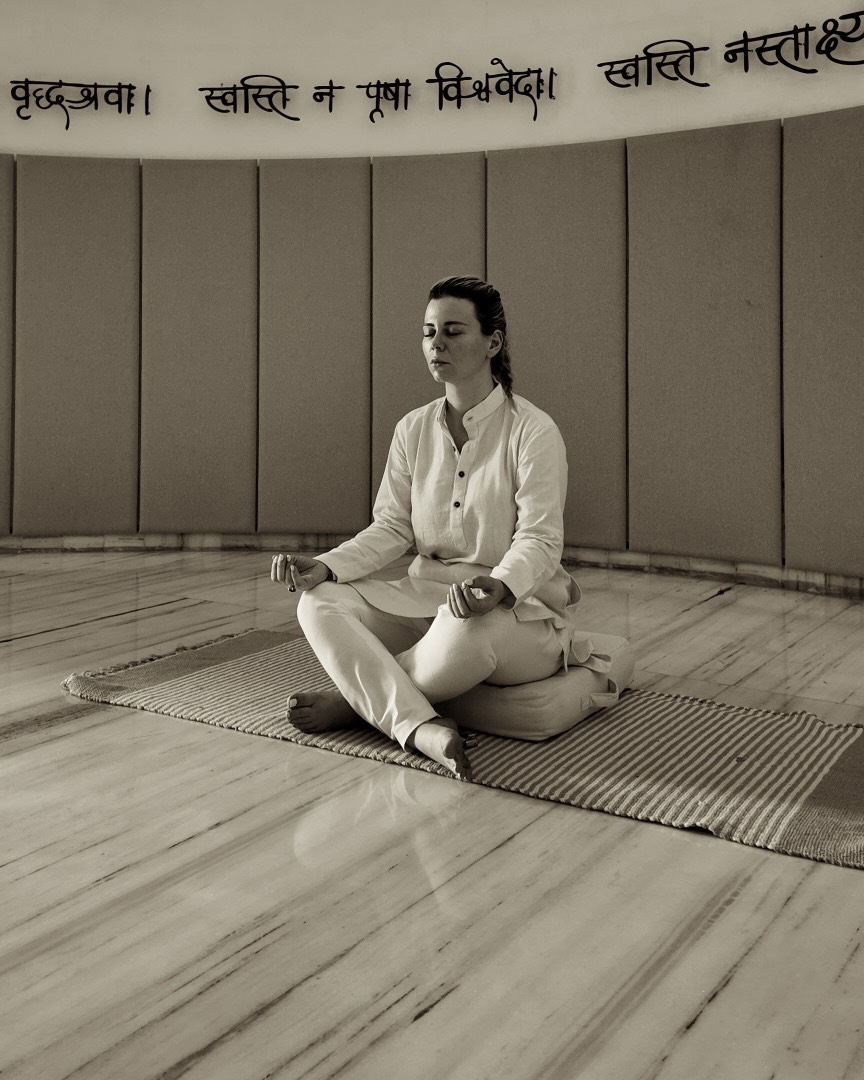 Ashram atmosphere in India — meditation and nature