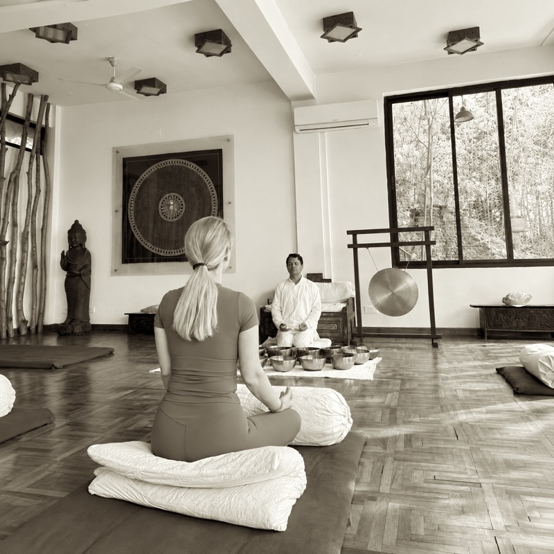 Singing-bowl and gong session, India