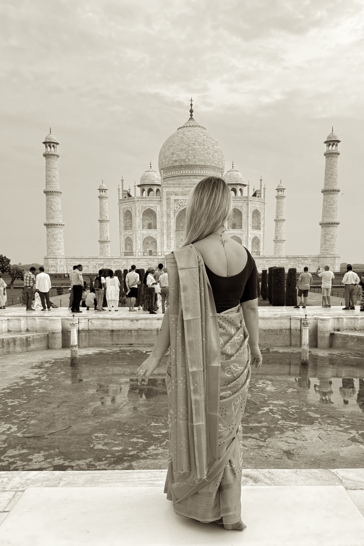 Laura Ferati in a sari before the Taj Mahal